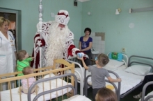 Дед Мороз заехал к детям в больницу